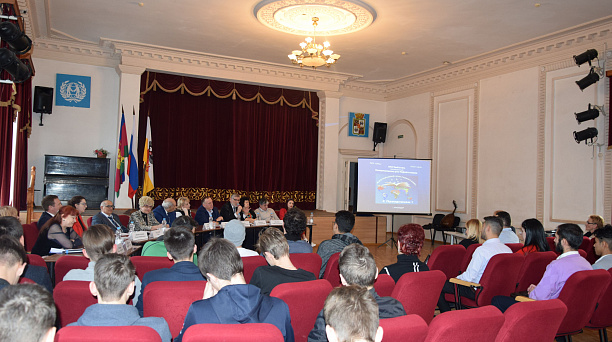 В заседании «круглого» стола, посвящённого празднованию  Международного дня родного языка, приняли участие представители национально-культурных объединений краевого Центра национальных культур