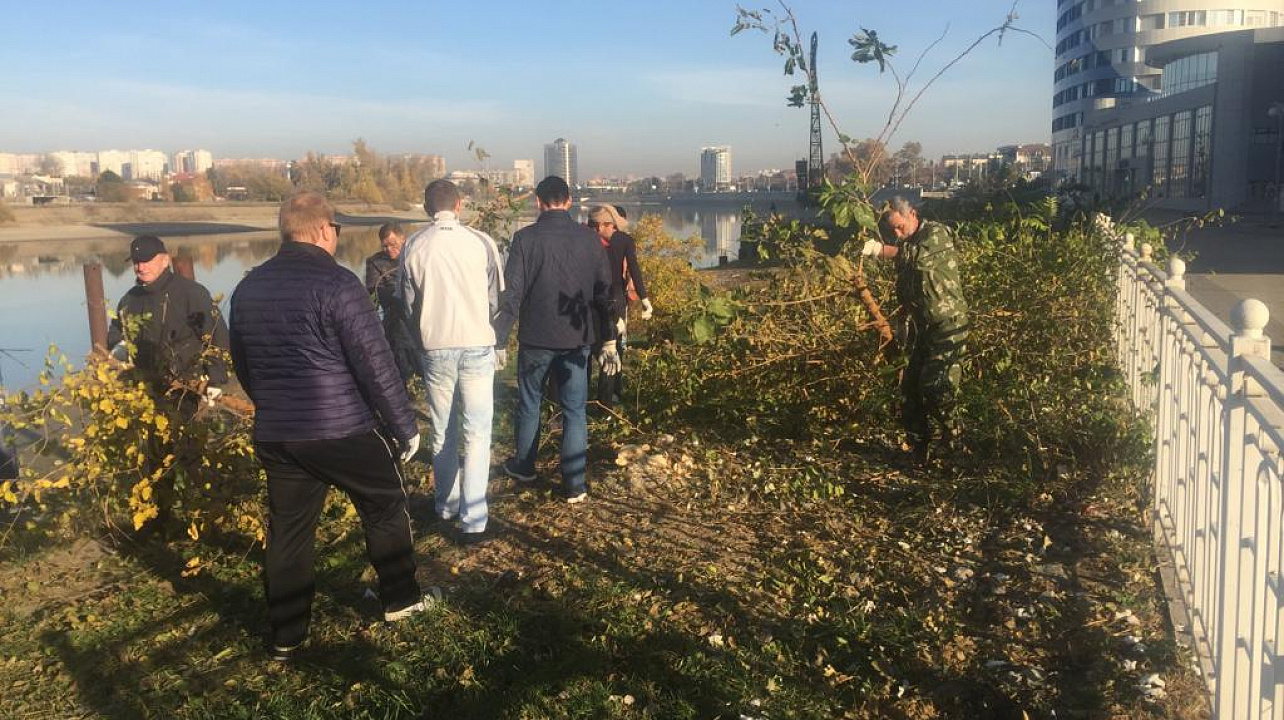 В Западном округе прошла уборка в прибрежной зоне реки Кубань
