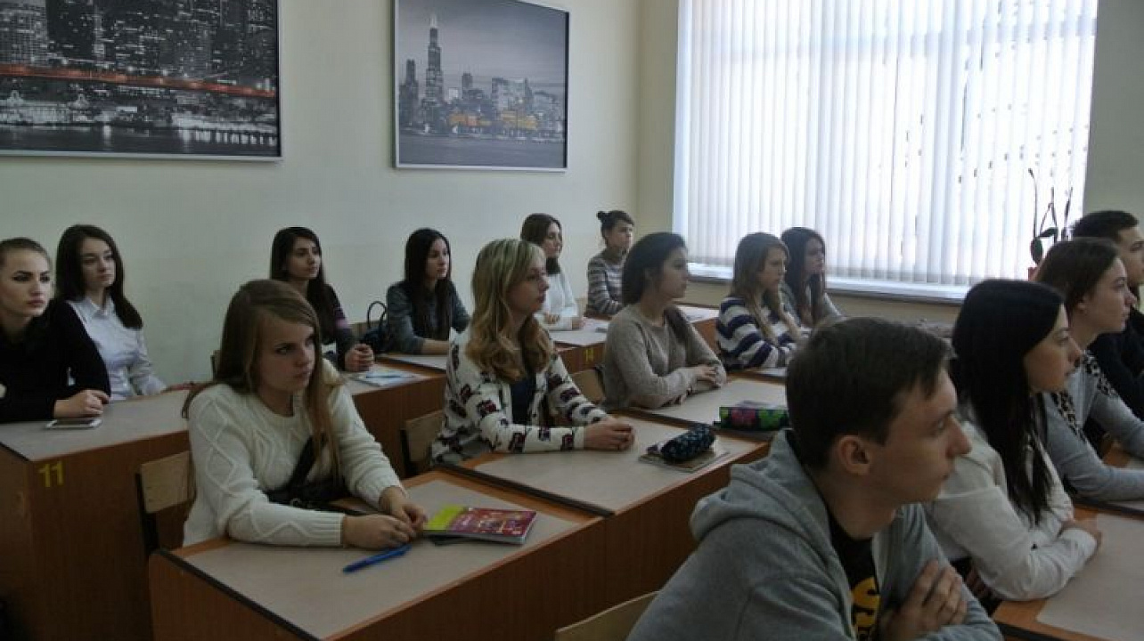 Классный час о подвиге Зои Космодемьянской прошел для студентов торгово-экономического колледжа Западного округа