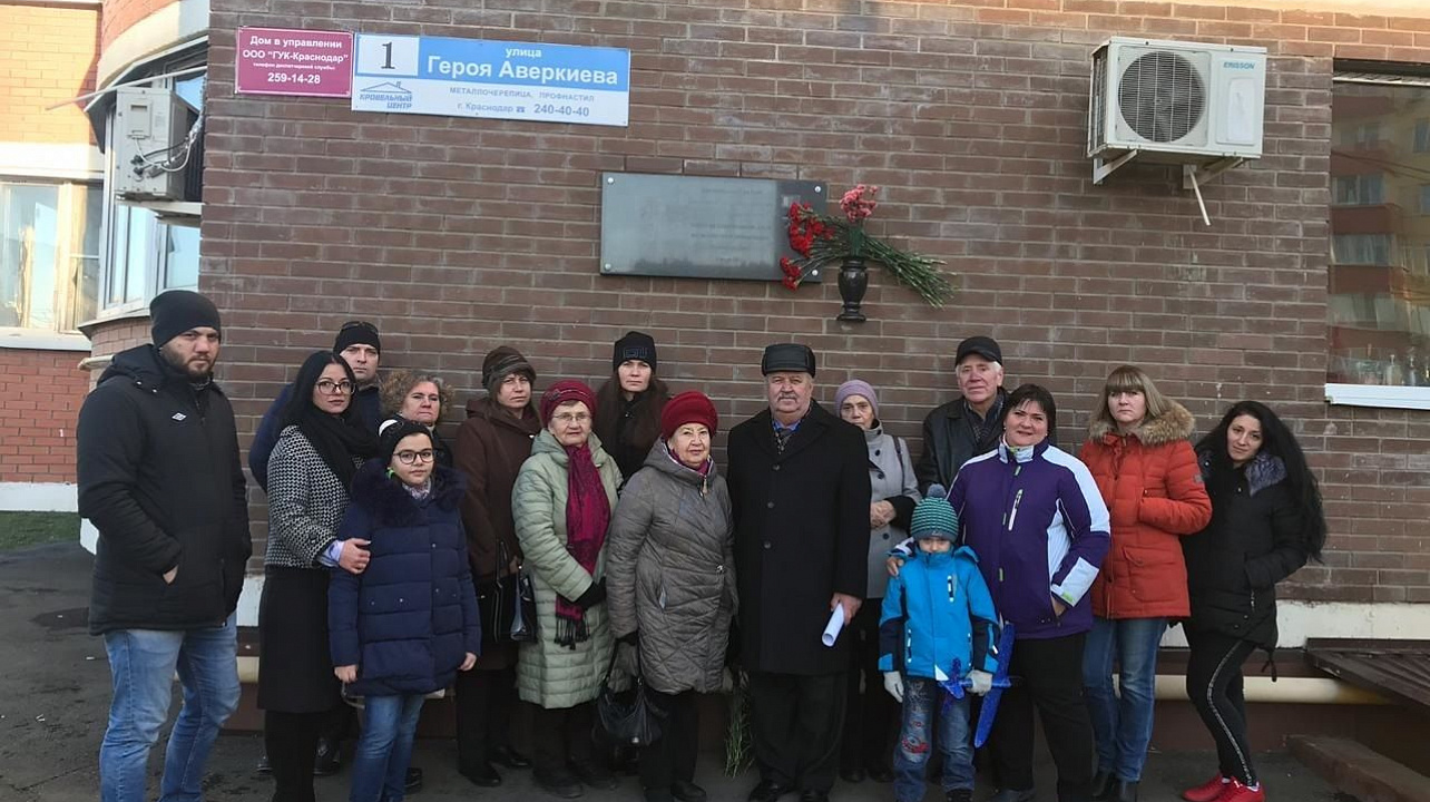 В День Героев Отечества глава администрации Прикубанского округа Александр Журавлев возложил цветы у памятника Александру Покрышкину