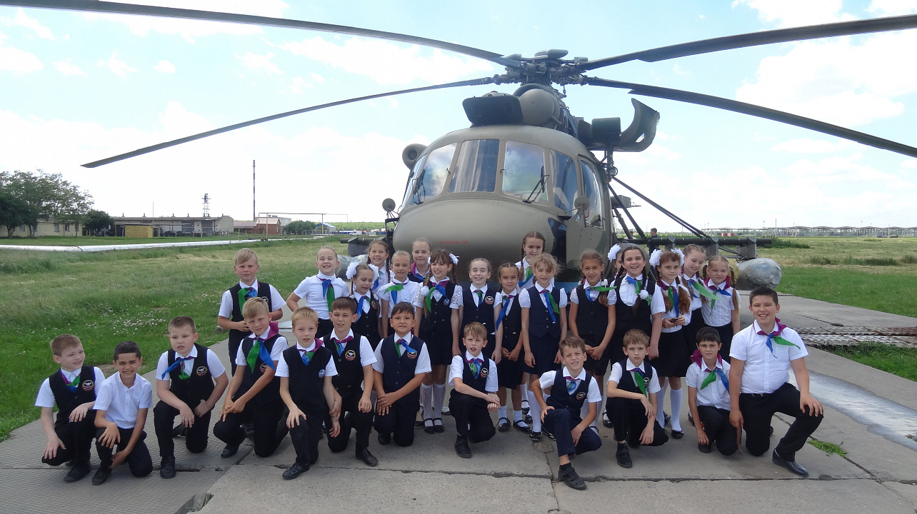 Ученики 61-й школы посетили  легендарный авиаполк
