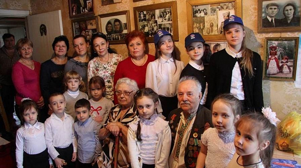 Учащиеся школы №67 поздравили ветерана с юбилеем