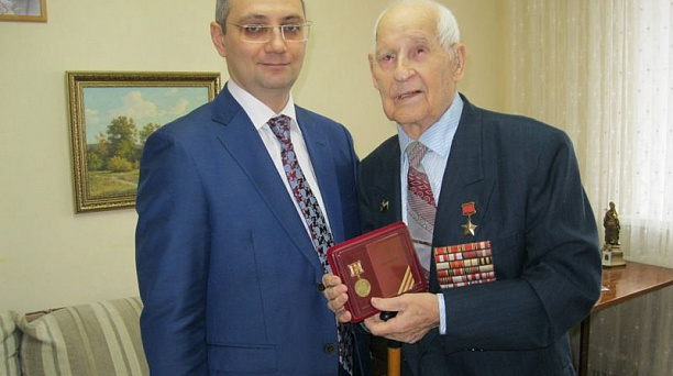 Герою Советского Союза Николаю Павловичу Жугану вручили нагрудный знак «75 лет битвы за Москву»