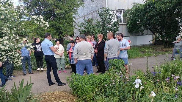 В посёлке Лазурном по улице Октябрьской прошла встреча с жителями по вопросу самовольных построек