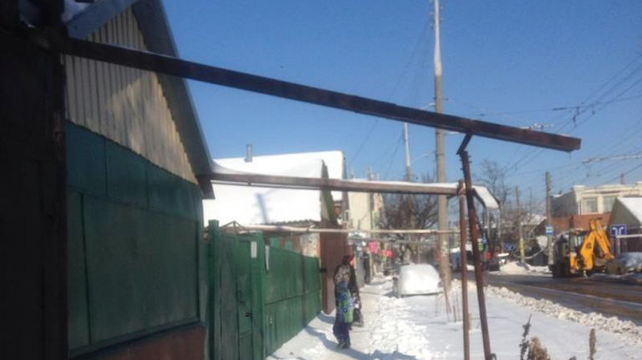 Жители Центрального округа вышли на очистку сосулек