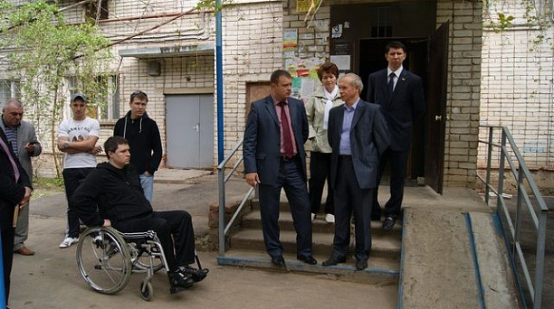 Пандус для инвалидов-колясочников установили в доме № 358 на улице Рылеева