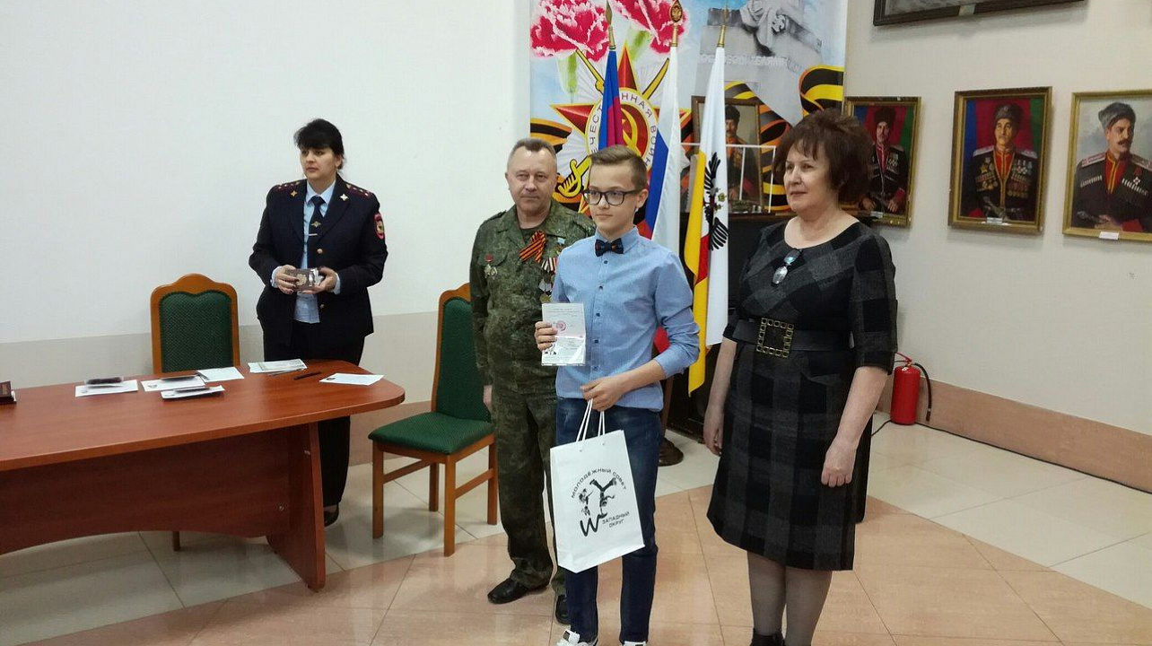 14-летним гражданам Западного округа торжественно вручили паспорта