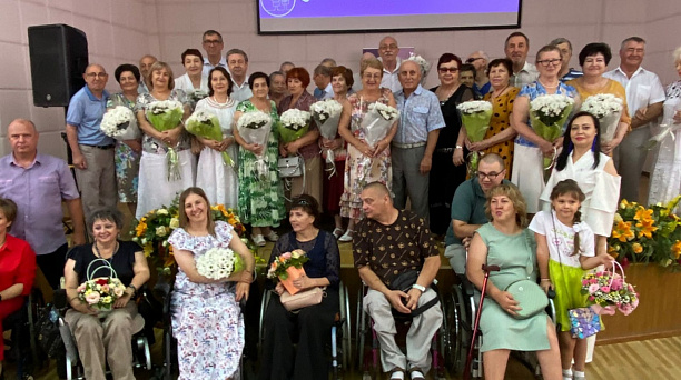 В администрации Западного внутригородского округа в День семьи, любви и верности чествовали семейные пары, которые в этом году отмечают юбилей с момента своего бракосочетания