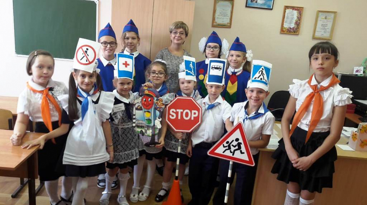 Первоклассники школы № 101 Западного округа повторили правила дорожного движения