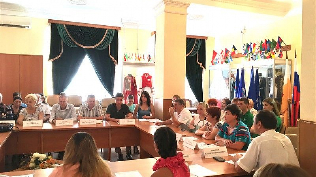 В Общественно-информационном центре прошел круглый стол по культурному добровольчеству.jpg