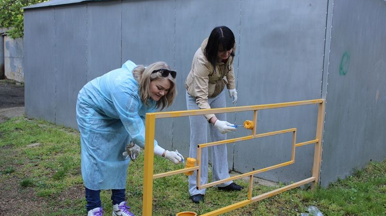 Во дворах Центрального округа продолжают наводить порядок