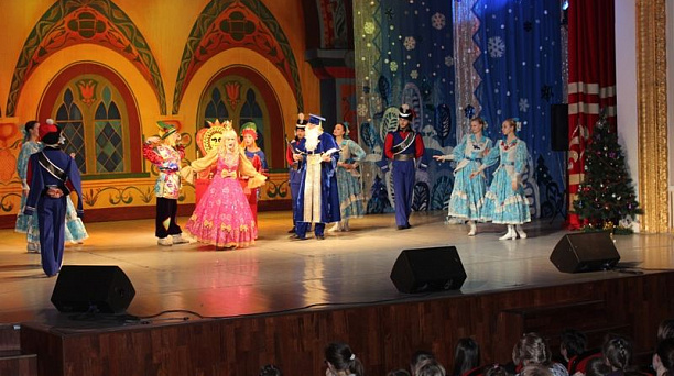 Для детей из социально-незащищенных семей Центрального округа прошел новогодний праздник