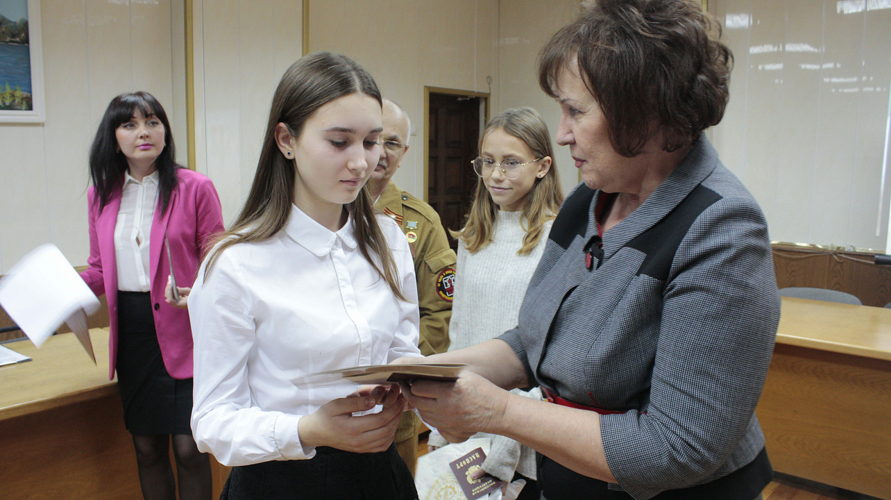 Юным жителям Прикубанского округа в День 25-летия Конституции вручили их первые паспорта