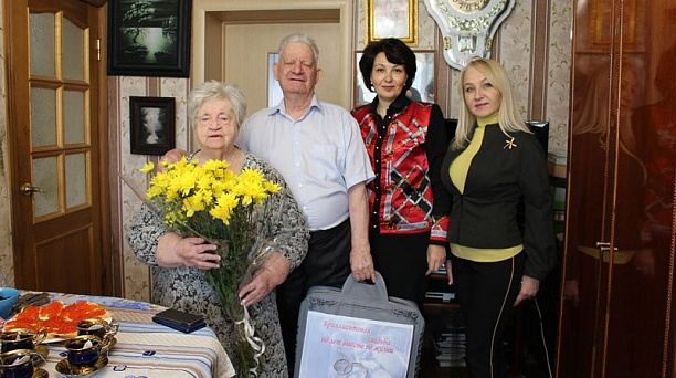 Глава Центрального округа Елена Малова поздравила супругов Максимовых с бриллиантовой свадьбой