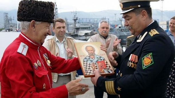 Краснодарские казаки поздравили экипаж пограничного корабля