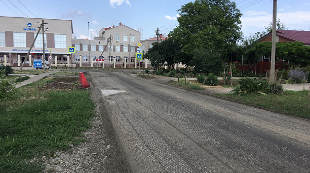 В хуторе Ленина начались работы по ремонту дороги
