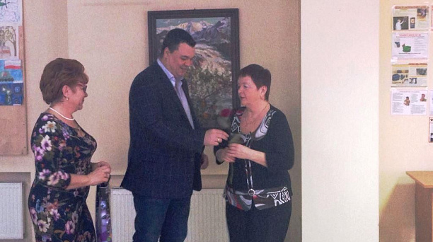 Депутат городской Думы Дмитрий Оберемченко поздравил жительниц Фестивального микрорайона с Международным женским днем