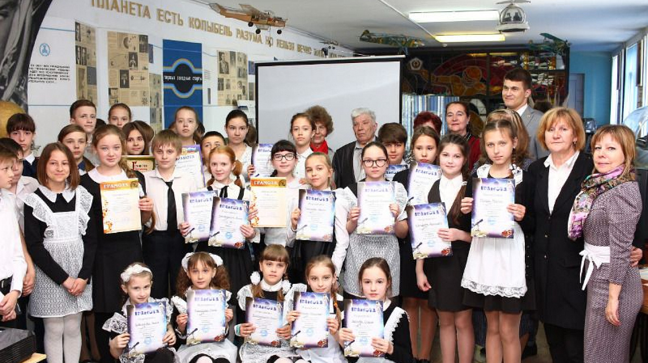 Общественники Краснодара подарили музею космонавтики уникальный фотоальбом.jpg