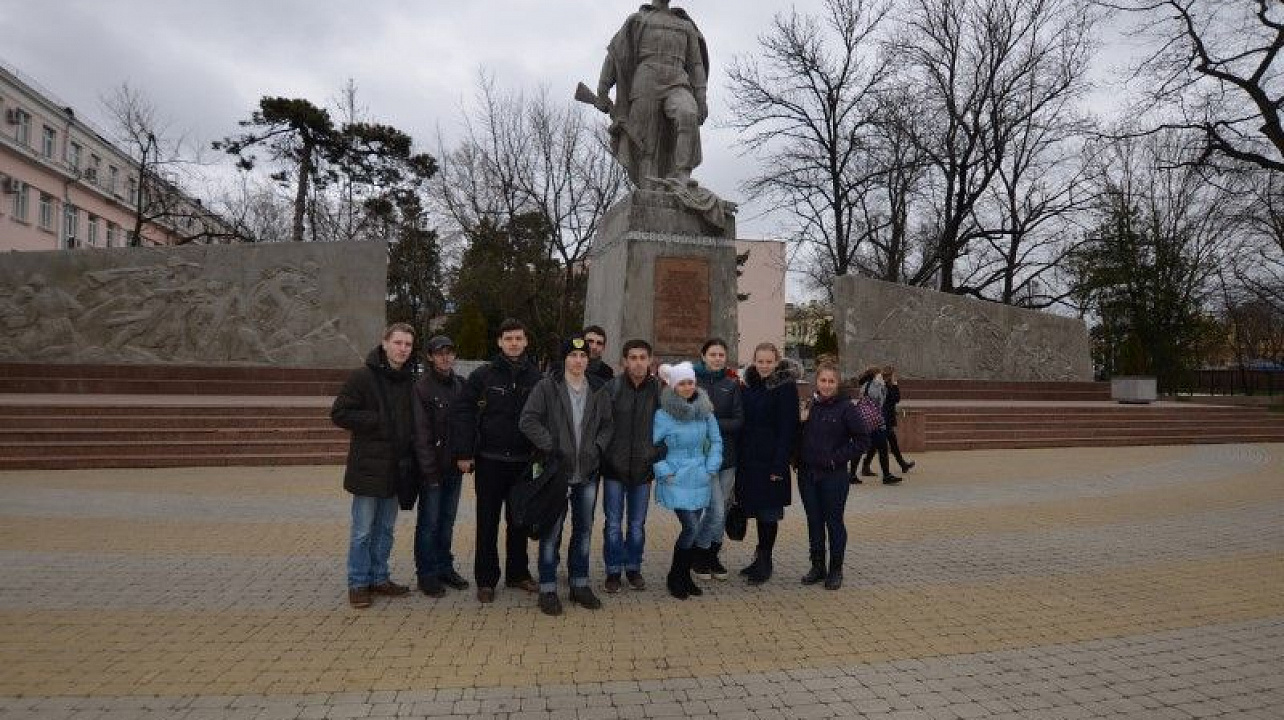 Участники молодёжного клуба «Оберег» посетили  музей военной техники