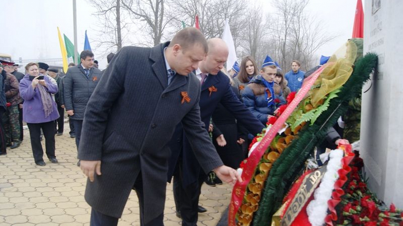 Делегация Западного округа приняла участие в митинге у мемориала Братьям Игнатовым