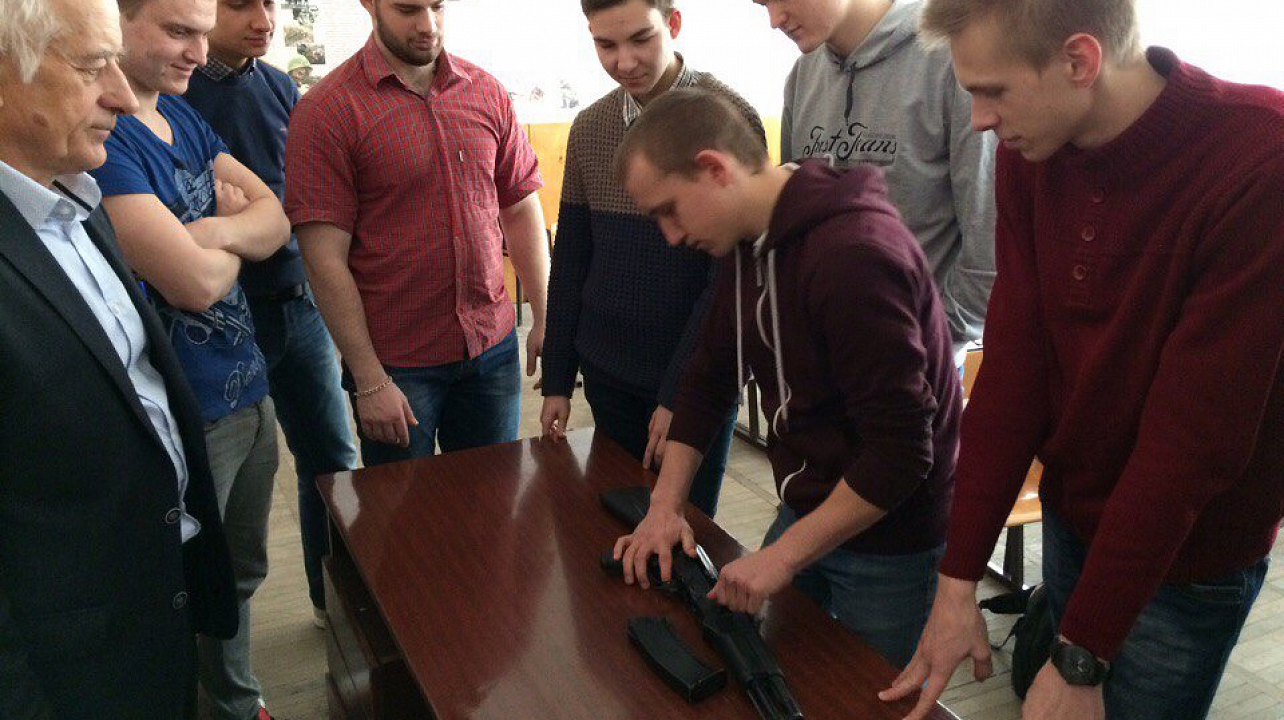 Для студентов Западного округа состоялись соревнования по неполной сборке-разборке автомата АКМ