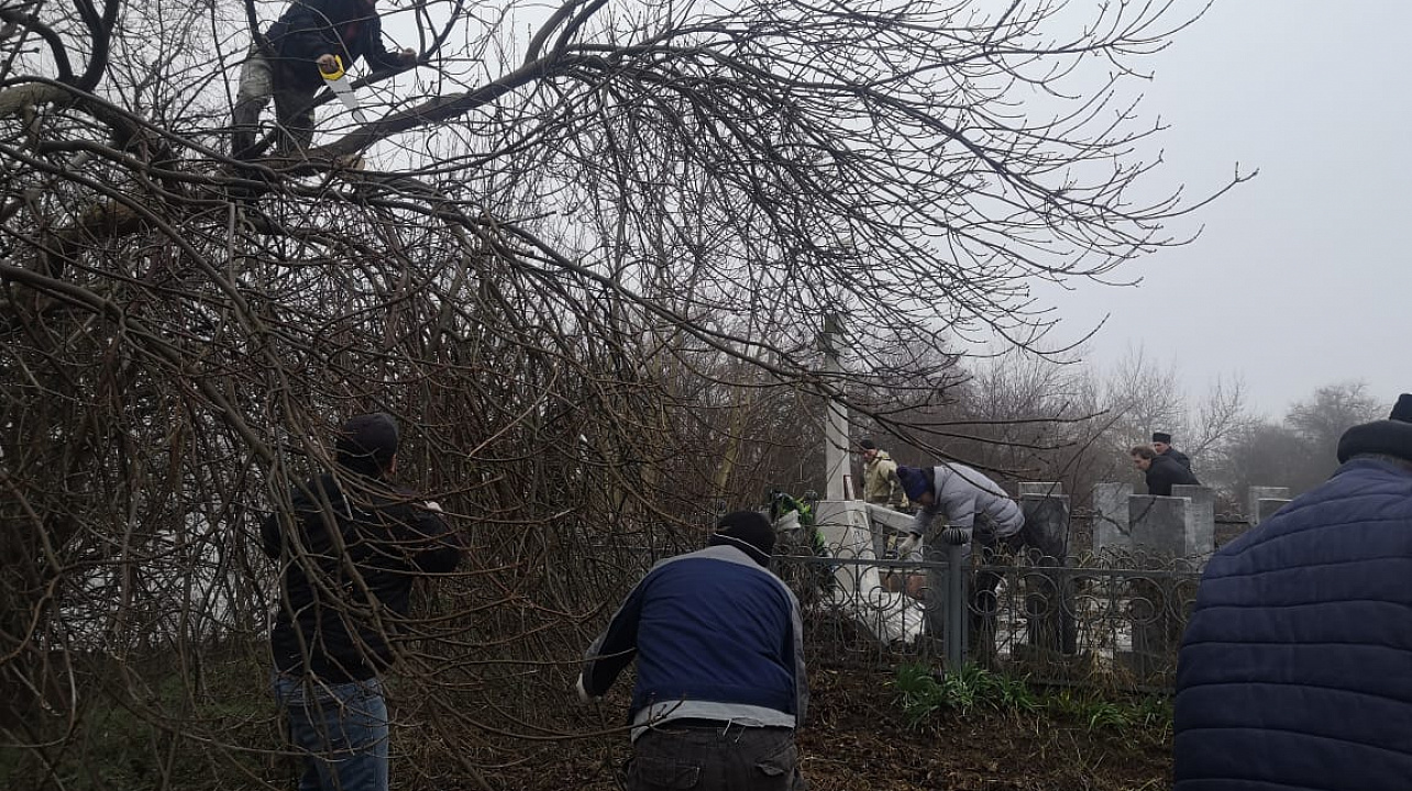 Казаки-краснодарцы провели субботник у памятника Лавру Корнилову
