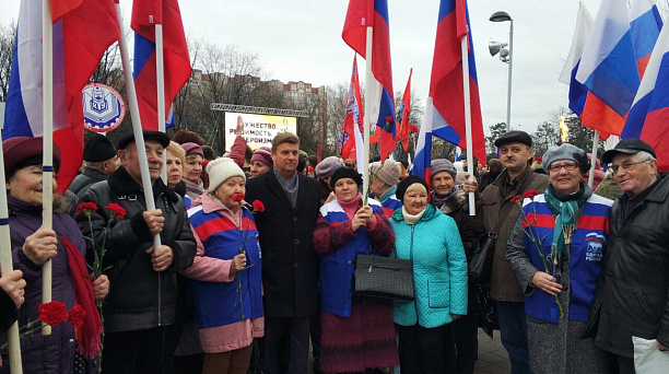 Жители Западного округа приняли участие в церемонии возложения цветов к мемориалу «Жертвам фашизма» в Чистяковской роще