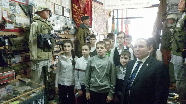 Депутат городской Думы Зорик Садоян провел урок мужества в музее боевой славы афганцев