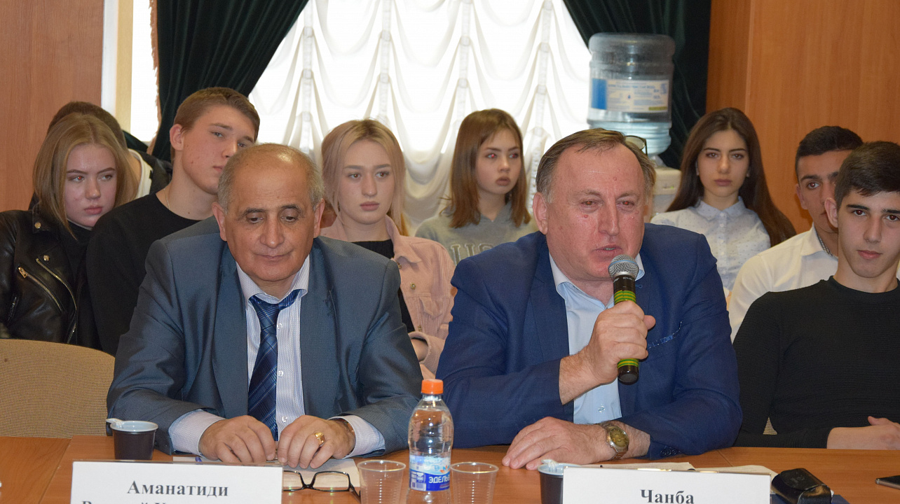 Традиционный круглый стол, посвящённый профилактике экстремизма в молодёжной среде, провели в Краснодаре (4).JPG