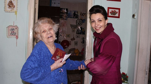 Ветеранам Центрального округа вручают юбилейные медали на дому