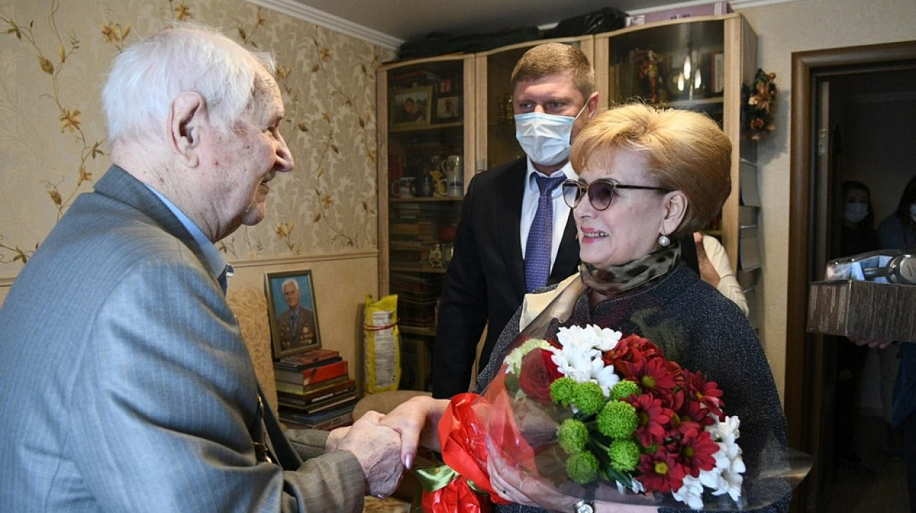Почетного гражданина Краснодара, фронтовика Константина Горожанина поздравили с наступающим Днем Победы
