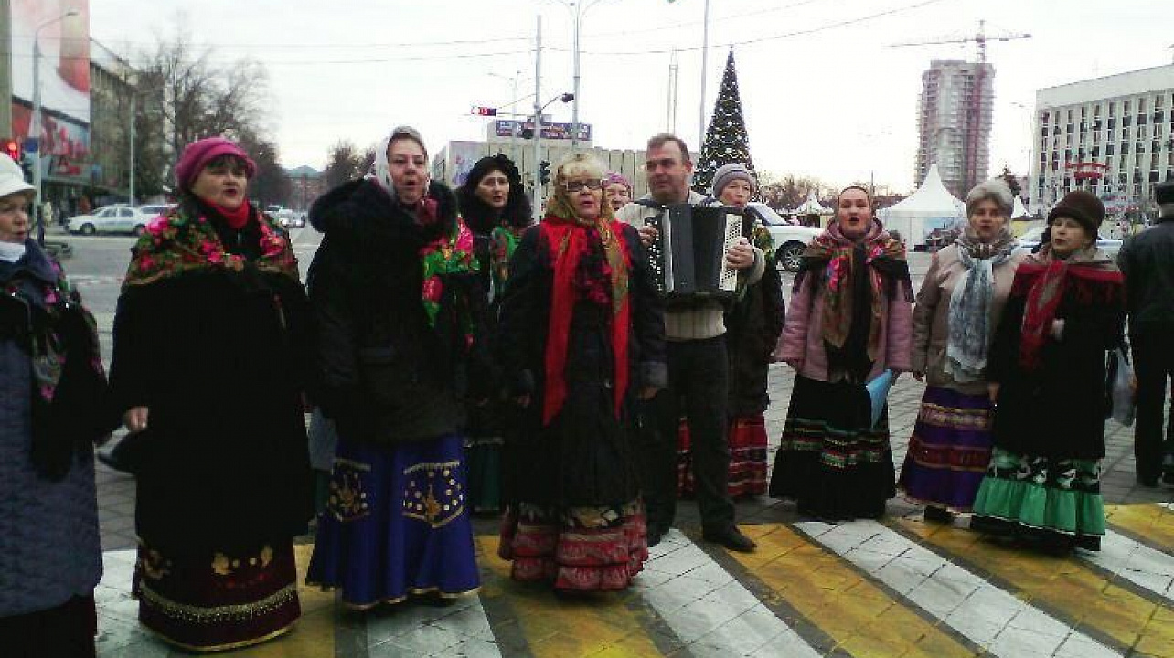 Солисты народного хора "Жемчужина" радовали своими песнями посетителей ярмарки выходного дня