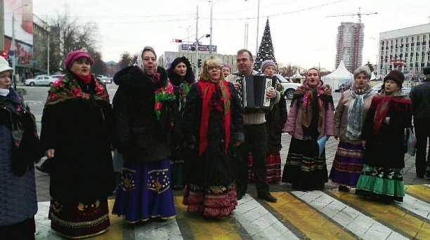 Солисты народного хора "Жемчужина" радовали своими песнями посетителей ярмарки выходного дня