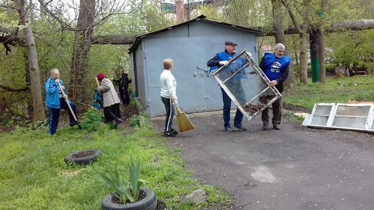 В Центральном округе проходят субботники по месту жительства