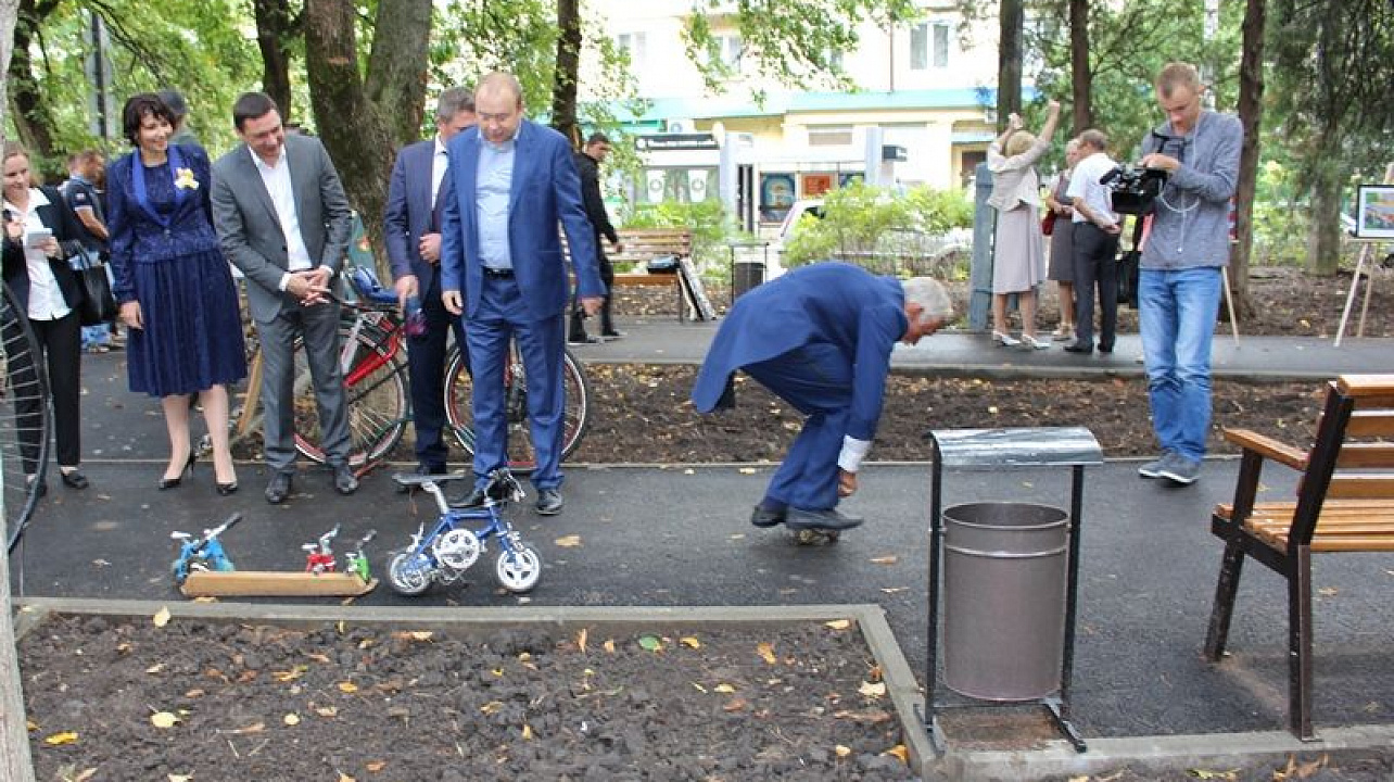 В Центральном округе торжественно открыли новый сквер «Сад Тротнера»