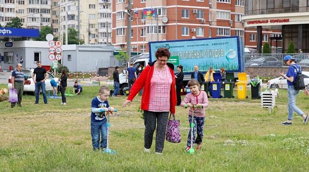 Евгений Первышов посетил фестиваль парковых зон в «Народном парке» Краснодара