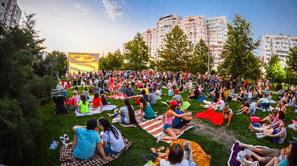В Западном округе продолжается реализация городского проекта «Кино нашего двора»