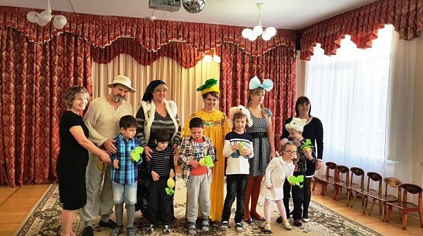 В детском саду № 223 прошел театрализованный праздник ко Дню инвалида по мотивам сказки «Репка»