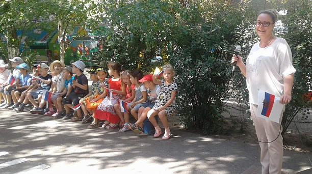 В детском саду Западного округа отметили День государственного флага