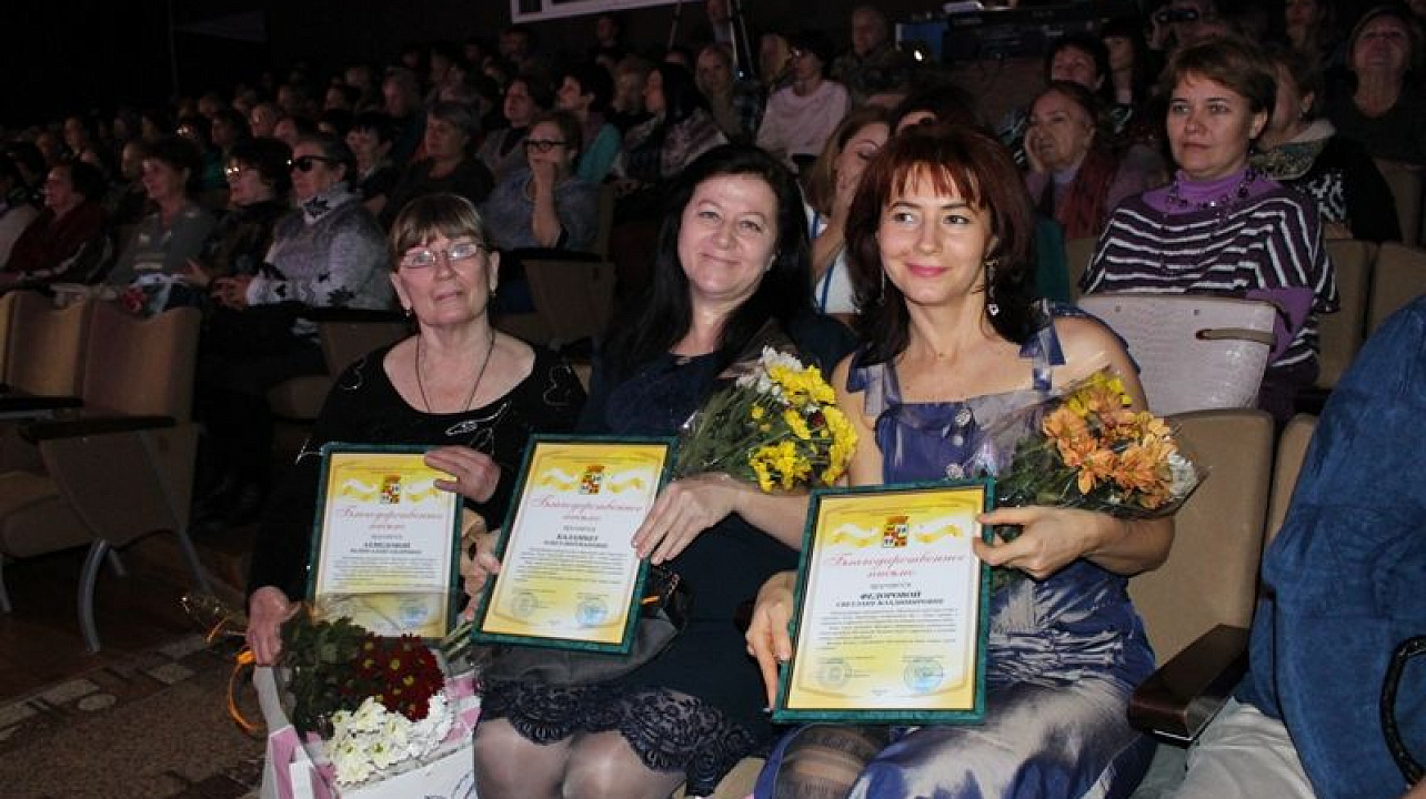 Лучших мам города чествовали во Дворце искусств «Премьера»