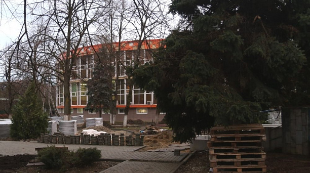Благоустройство сквера в бальнеолечебнице Краснодара выполнено уже на 40 процентов