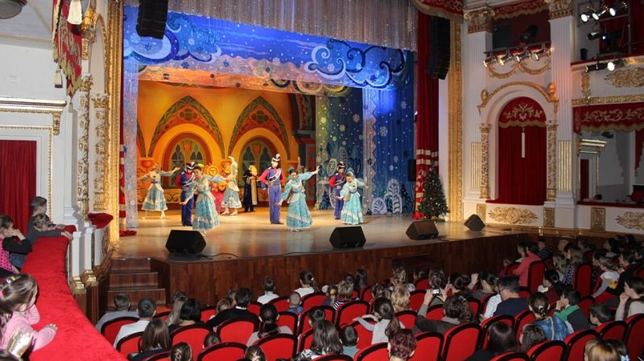 Для детей из социально-незащищенных семей Центрального округа прошел новогодний праздник