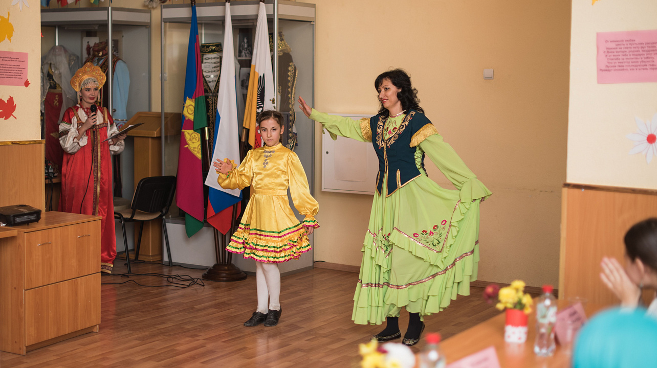 В посвящённом Дню матери праздничном вечере приняли участие многодетные семьи национально-культурных объед (5).jpg