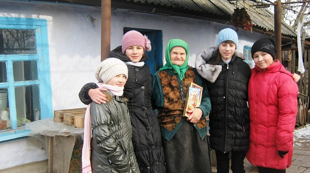 Учащиеся прикубанской школы №79 взяли под опеку ветеранов войны, проживающих в микрорайоне учебного заведения