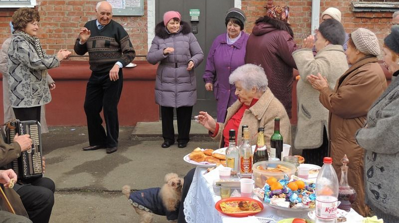 В Центральном округе отметили полувековой юбилей многоквартирного дома