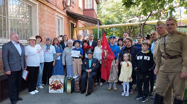 Ветерана войны Фёдора Порфирьевича Карова поздравили с наступающим Днём Победы