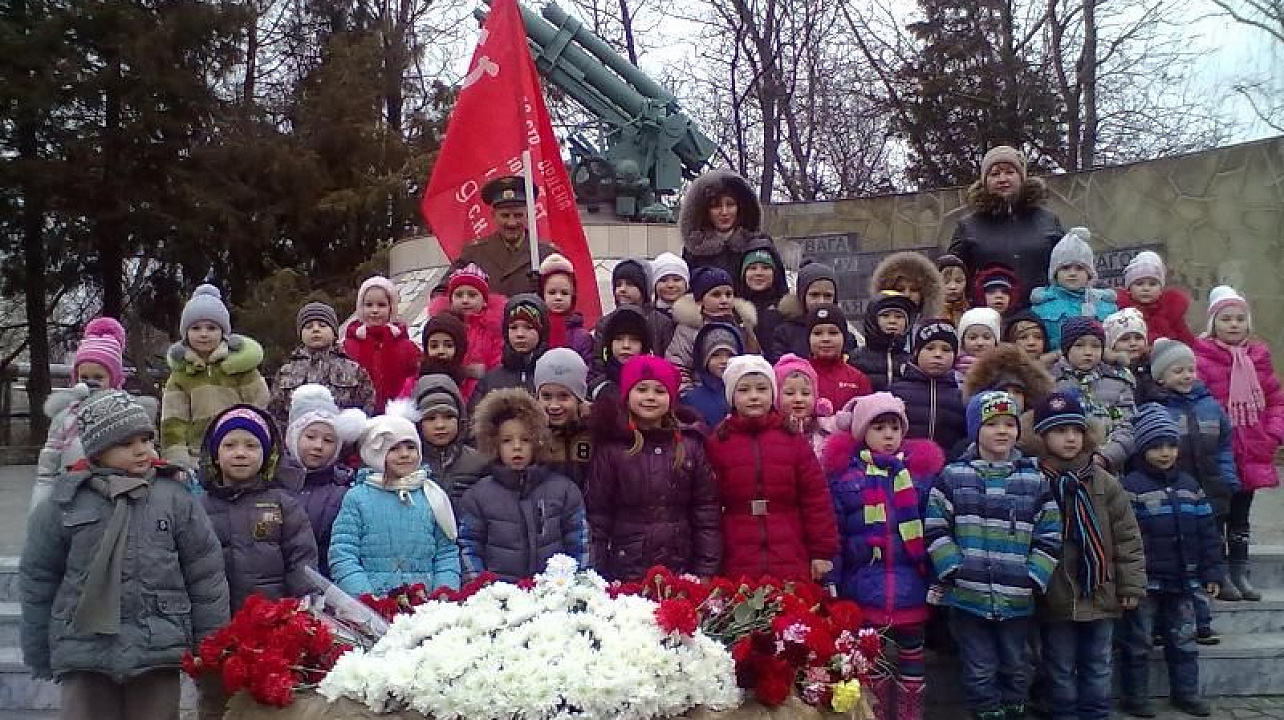 Воспитанники детского сада № 116 почтили память погибших у памятника «Зенитка»