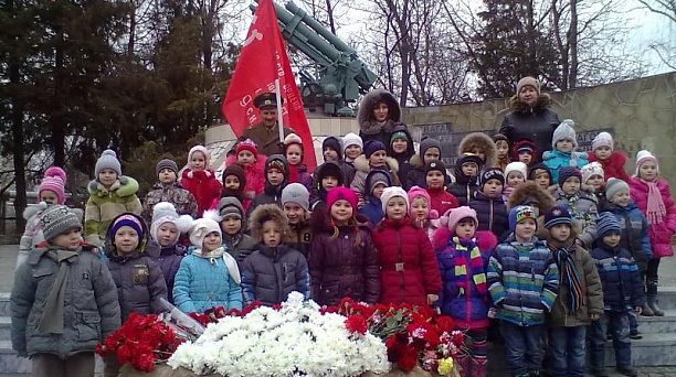 Воспитанники детского сада № 116 почтили память погибших у памятника «Зенитка»