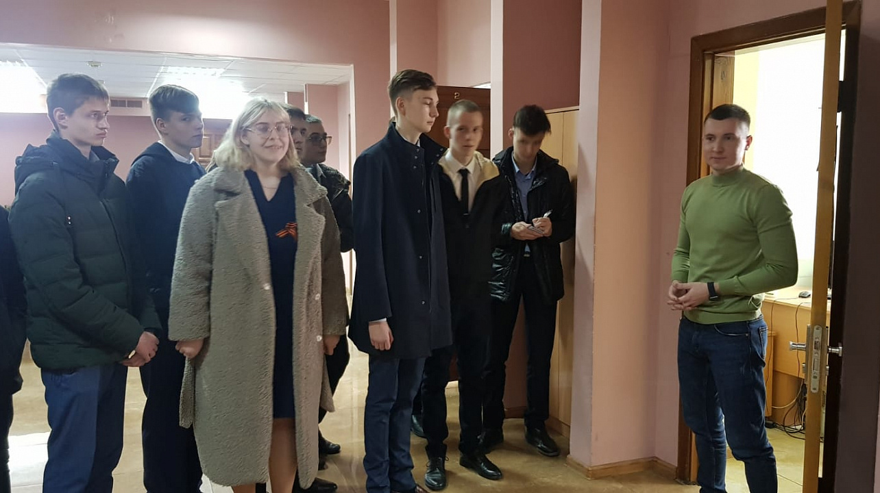 В преддверии Дня местного самоуправления Марианна Крылова организовала для школьников экскурсию в администрацию округа