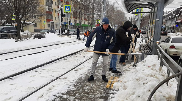 Сотрудники администрации Центрального округа вышли на расчистку улиц